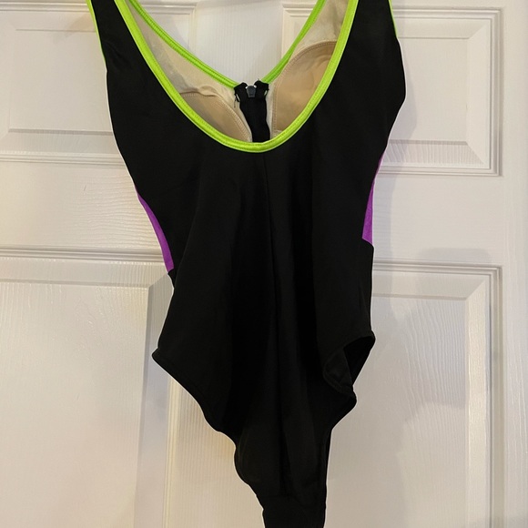 One piece bathingsuit - Picture 2 of 2